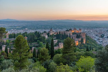 İspanya, Granada 'daki Alhambra kalesinin gün batımı manzarası
