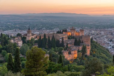 İspanya, Granada 'daki Alhambra kalesinin gün batımı manzarası