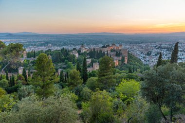 İspanya, Granada 'daki Alhambra kalesinin gün batımı manzarası