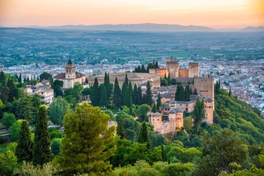 İspanya, Granada 'daki Alhambra kalesinin gün batımı manzarası