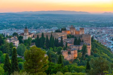 İspanya, Granada 'daki Alhambra kalesinin gün batımı manzarası
