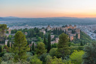 İspanya, Granada 'daki Alhambra kalesinin gün batımı manzarası