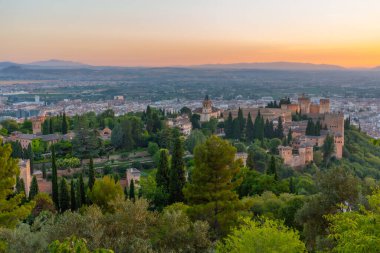 İspanya, Granada 'daki Alhambra kalesinin gün batımı manzarası