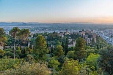 İspanya, Granada 'daki Alhambra kalesinin gün batımı manzarası