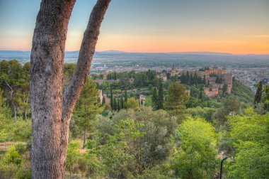 İspanya, Granada 'daki Alhambra kalesinin gün batımı manzarası