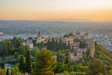 İspanya, Granada 'daki Alhambra kalesinin gün batımı manzarası