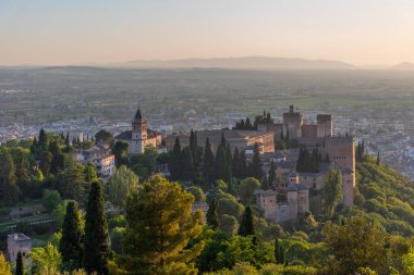 İspanya, Granada 'daki Alhambra kalesinin gün batımı manzarası