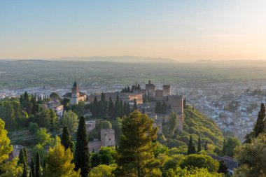 İspanya, Granada 'daki Alhambra kalesinin gün batımı manzarası