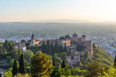 İspanya, Granada 'daki Alhambra kalesinin gün batımı manzarası