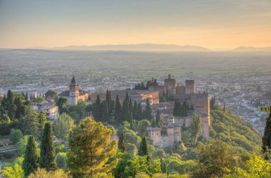 İspanya, Granada 'daki Alhambra kalesinin gün batımı manzarası