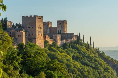 İspanya, Granada 'daki Alhambra kalesinin gün batımı manzarası