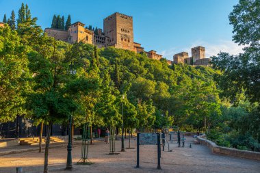 İspanya, Granada 'daki Alhambra kalesinin gün batımı manzarası