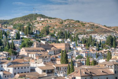 Sacromonte tepesi İspanya 'nın Granada kentindeki Alhambra kalesinden görülüyor.