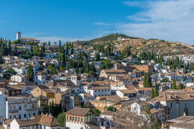İspanya Granada 'da San Nicolas Kilisesi ve Sacromonte Tepesi manzarası