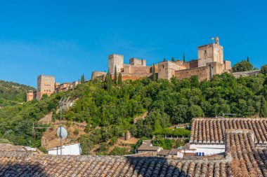 Güneşli bir günde Alhambra Panoraması, Granada, İspanya