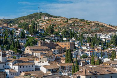 Sacromonte tepesi İspanya 'nın Granada kentindeki Alhambra kalesinden görülüyor.