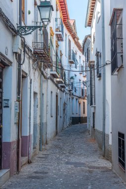İspanya, Granada 'nın Albaicin ilçesinde dar bir sokak.