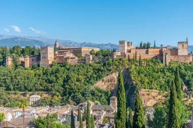 Güneşli bir günde Alhambra Panoraması, Granada, İspanya