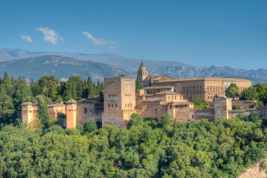 Güneşli bir günde Alhambra Panoraması, Granada, İspanya
