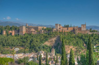 Güneşli bir günde Alhambra Panoraması, Granada, İspanya