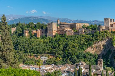 Güneşli bir günde Alhambra Panoraması, Granada, İspanya