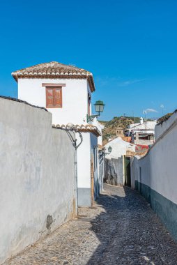 İspanya, Granada 'nın Albaicin ilçesinde dar bir sokak.