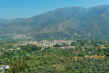 İspanyol kasabası Orgiva 'nın havadan görünüşü