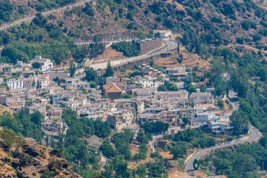 İspanya 'nın Las Alpujarras beyaz köylerinden biri olan Pampaneira' nın hava manzarası