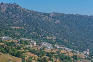 İspanya 'nın Las Alpujarras beyaz köylerinden biri olan Bubion' un hava manzarası