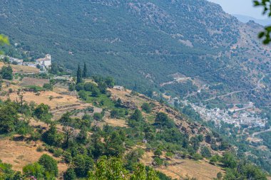 Las Alpujarras - İspanya 'daki Sierra Nevada Ulusal Parkı' ndaki bir vadiye yayılmış beyaz köyler