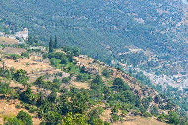 Las Alpujarras - İspanya 'daki Sierra Nevada Ulusal Parkı' ndaki bir vadiye yayılmış beyaz köyler