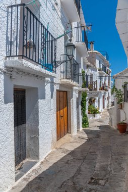 İspanya 'daki Capileira köyünün tipik beyaz caddesi.