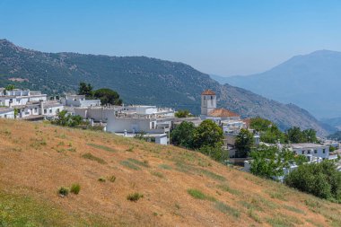 İspanya 'nın Las Alpujarras beyaz köylerinden biri olan Capileira' nın hava manzarası
