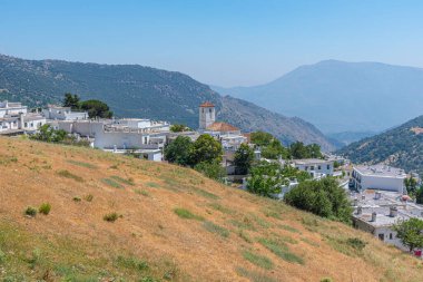 İspanya 'nın Las Alpujarras beyaz köylerinden biri olan Capileira' nın hava manzarası