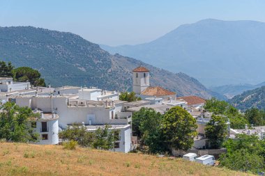 İspanya 'nın Las Alpujarras beyaz köylerinden biri olan Capileira' nın hava manzarası