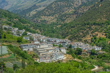 Las Alpujarras 'ın İspanya' daki beyaz köylerinden Trevelez 'in hava manzarası