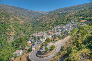 İspanya 'nın Las Alpujarras beyaz köylerinden biri olan Pampaneira' nın hava manzarası