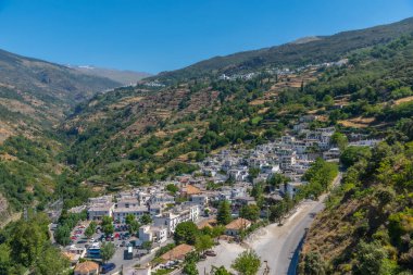 İspanya 'nın Las Alpujarras beyaz köylerinden biri olan Pampaneira' nın hava manzarası