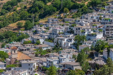 İspanya 'nın Las Alpujarras beyaz köylerinden biri olan Pampaneira' nın hava manzarası