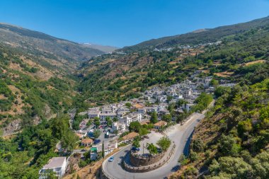 İspanya 'nın Las Alpujarras beyaz köylerinden biri olan Pampaneira' nın hava manzarası