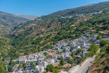 İspanya 'nın Las Alpujarras beyaz köylerinden biri olan Pampaneira' nın hava manzarası