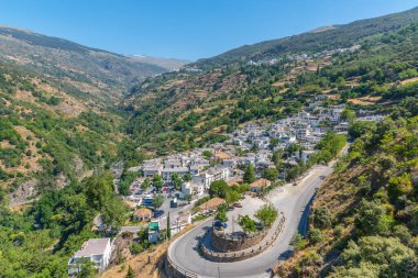 İspanya 'nın Las Alpujarras beyaz köylerinden biri olan Pampaneira' nın hava manzarası