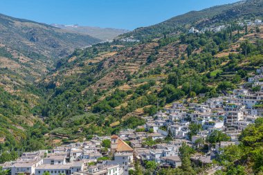 İspanya 'nın Las Alpujarras beyaz köylerinden biri olan Pampaneira' nın hava manzarası