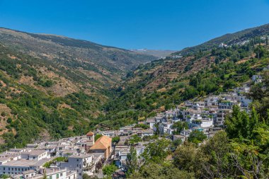 İspanya 'nın Las Alpujarras beyaz köylerinden biri olan Pampaneira' nın hava manzarası