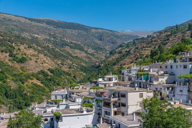 İspanya 'nın Las Alpujarras beyaz köylerinden biri olan Pampaneira' nın hava manzarası