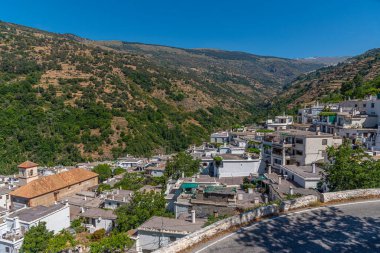 İspanya 'nın Las Alpujarras beyaz köylerinden biri olan Pampaneira' nın hava manzarası