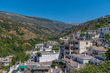 İspanya 'nın Las Alpujarras beyaz köylerinden biri olan Pampaneira' nın hava manzarası