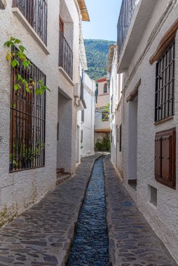 İspanya 'nın Pampaneira köyünün tipik beyaz caddesi