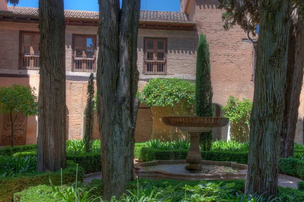 スペイン グラナダのアルハンブラ宮殿のナスルリッド宮殿のリンダラハ庭園 — ストック写真