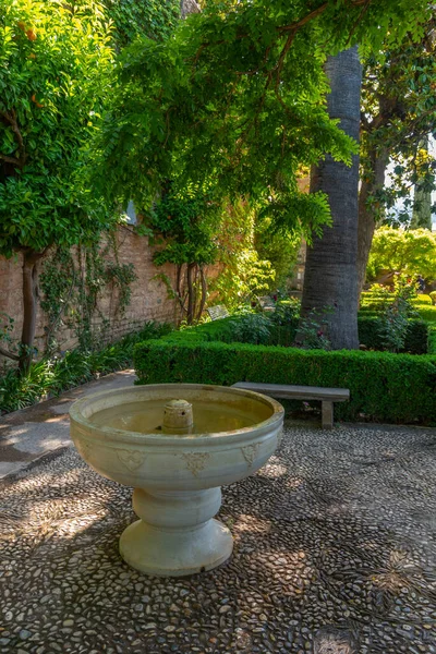 Jardin Los Adarves Στο Φρούριο Alhambra Στη Γρανάδα Ισπανία — Φωτογραφία Αρχείου